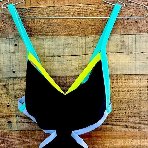 NWOT Victoria’s Secret Beach Sexy Cut Out One Piece Bathing Suit - Picture 6 of 9